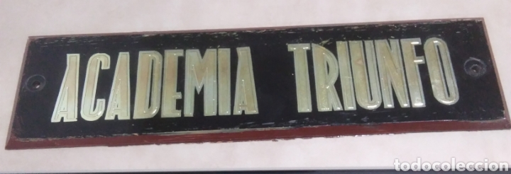 Plakate: Placa de entrada en cristal de la Academia Triunfo