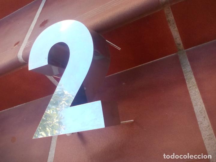 Plakate: N&Uacute;MERO 2 n&ordm; dos DE ROTULO COMERCIAL. BONITA PIEZA VINTAGE DE DECORACI&Oacute;N. MIDE 19x13,5x6 CM. NO LETRA
