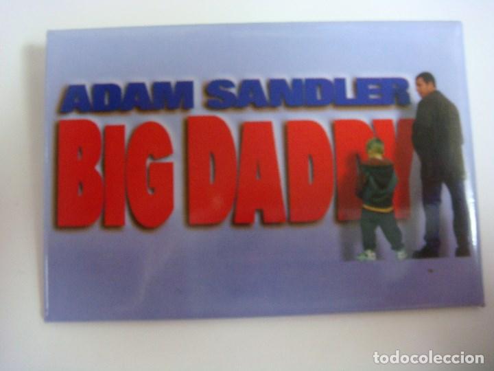 Plakate: CHAPA DE ALFILER DE ADAM SANDLER BIG DADDY