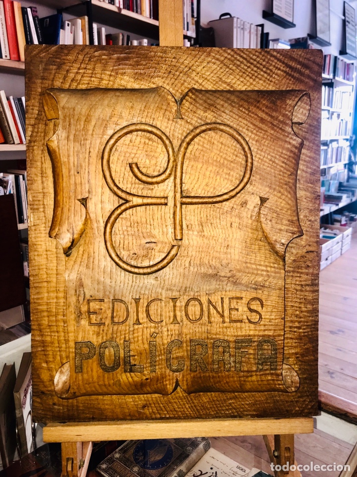 Posters: Cuadro publicitario de madera maciza en relieve de la editorial Pol&iacute;grafa. Anagrama