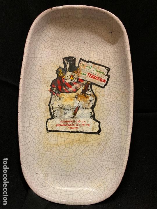 Posters: Curiosa bandeja en ceramica publicidad farmaceutica TERRABRON al mal tiempo buena cara. 20cms largo