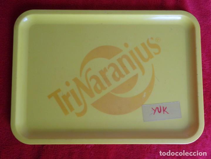 Plakate: ANTIGUA Y RARA BANDEJA DE PVC CON PROPAGANDA SERIGRAFIADA DE TRINARANJUS