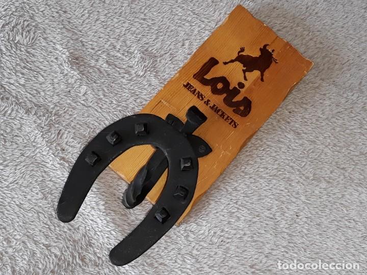 Plakate: ANTIGUO PERCHERO RETRO PUBLICITARIO DE LOIS - VAQUEROS - JEANS & JACKETS - A&Ntilde;OS 70 / 80