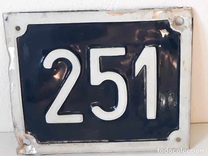Plakate: ANTIGUA PLACA CARTEL DE ALUMINIO NUMERO 251 DE CALLE - ALICANTE