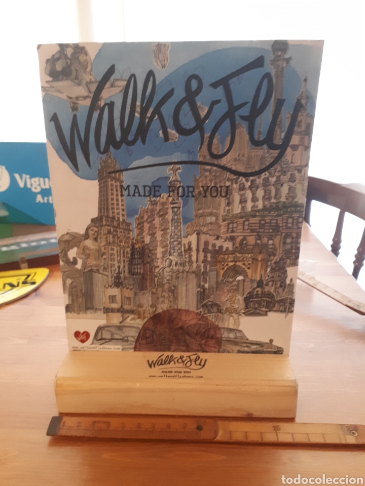 Posters: Display publicidad calzado Walk & Fly base madera y cart&oacute;n