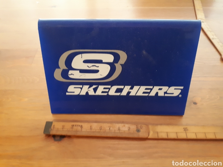 Posters: Display publicidad calzado Skechers pl&aacute;stico r&iacute;gido
