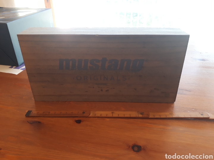 Posters: Display publicidad calzado Mustang madera