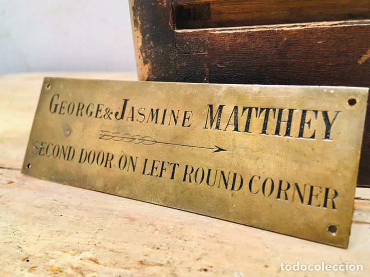 Affiches: PEQUE&Ntilde;A PLACA DE BRONCE O LAT&Oacute;N PARA PUERTA ANTIGUA CHAPA IDENTIFICATIVA DE DESPACHO CURIOSO LETRERO