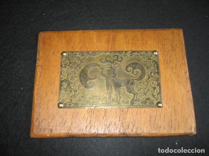 Carteles: PLACA CON FIGURAS SOBRE UNA MADERA- - Foto 1