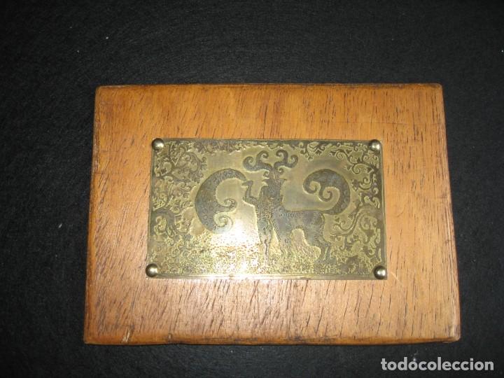 Carteles: PLACA CON FIGURAS SOBRE UNA MADERA- - Foto 2