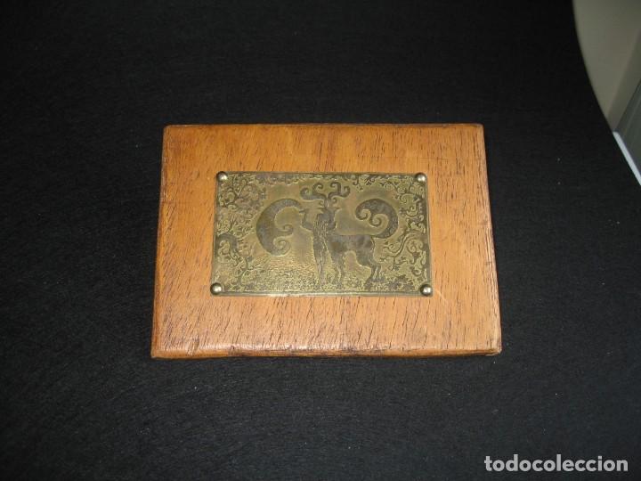 Carteles: PLACA CON FIGURAS SOBRE UNA MADERA- - Foto 3