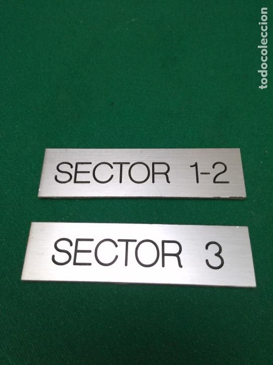 Affiches: DOS PEQUE&Ntilde;OS CARTELES DE ALUMINIO CON ADHESIVO POR LA PARTE DE ATRAS - 7.5 X 1.5 CM.