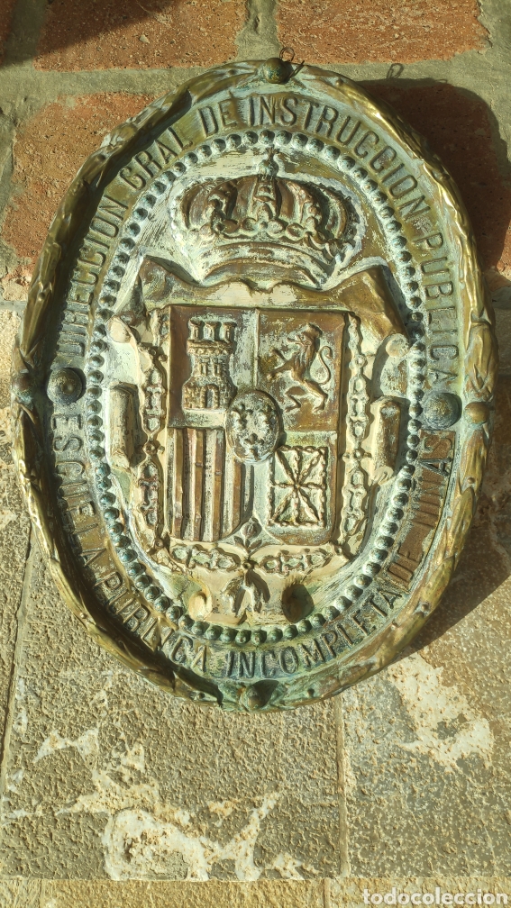 Posters: ESCUDO CHAPA DE ALFONSO XIII DE LATON- ESCUELA P&Uacute;BLICA INCOMPLETA DE NI&Ntilde;AS