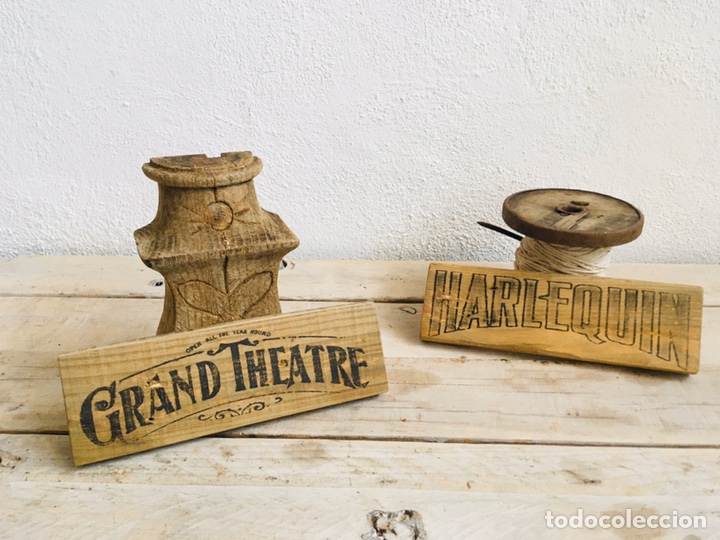 Posters: LOTE 2 CARTELES DE MADERA GRAND THEATRE Y HARLEQUIN LETRERO ESTILO ANTIGUO