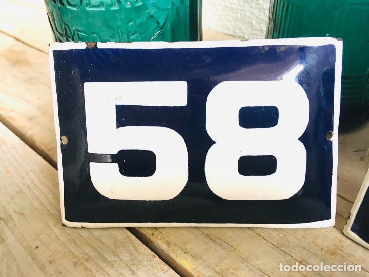 Plakate: ANTIGUA CHAPA DE METAL ABOMBADA PARA PUERTA N&Uacute;MERO 58 PLACA DE HIERRO ESMALTADO COLOR AZUL CASA
