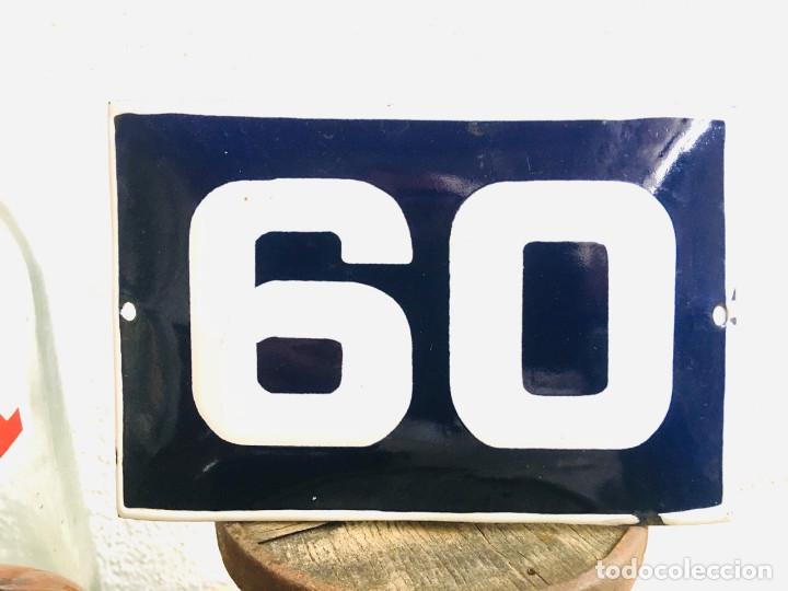 Affiches: ANTIGUA CHAPA DE METAL ABOMBADA PARA PUERTA N&Uacute;MERO 60 PLACA DE HIERRO ESMALTADO COLOR AZUL CASA