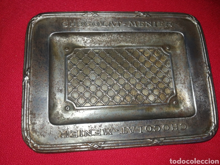 Affiches: CHOCOLATES MENIER, ANTIGUA BANDEJA PEQUE&Ntilde;A S. XIX, METAL REPUJADO CHOCOLAT MENIER. 12 CM X 9 CM.