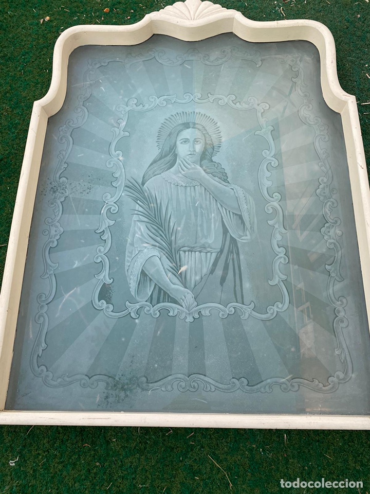 Posters: Cuadro de cristal antiguo con la patrona de los dentistas grabadas al &aacute;cido