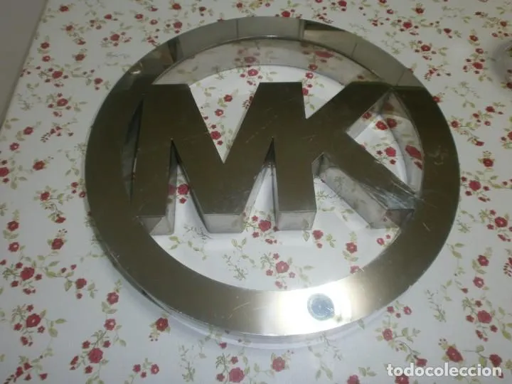 Cartel metálico MK REDONDO MAIKEL KORS Logotipo MK diámetro 32.5 X 4 cm. 1.800 gr.