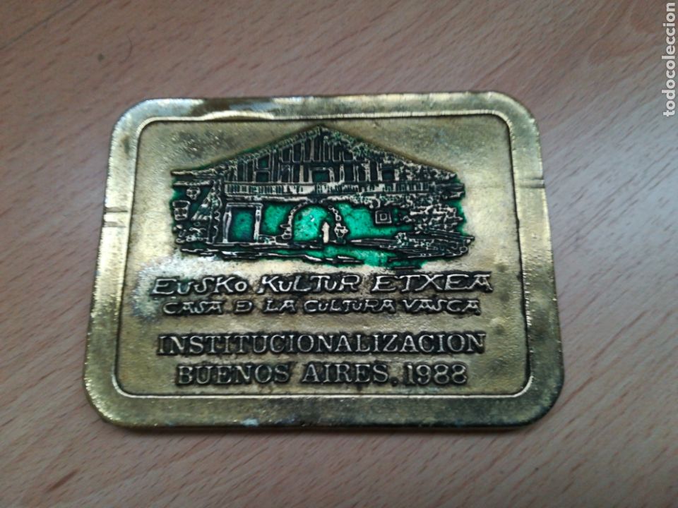 Plakate: Chapa Emblema de la CASA DE LA CULTURA VASCA EN ARGENTINA. Buenos Aires 1988.