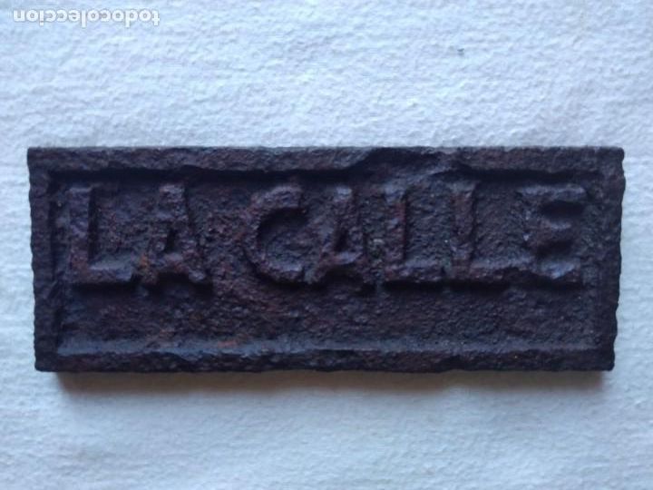 Affiches: LA CALLE. Placa de hierro fundido.