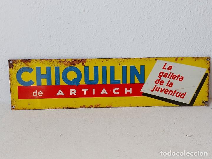Affiches: ANTIGUO Y PEQUE&Ntilde;O CARTEL DE CHAPA LITOGRAFIADA DE GALLETAS CHIQUILIN ARTIACH A&Ntilde;OS 50 / 60