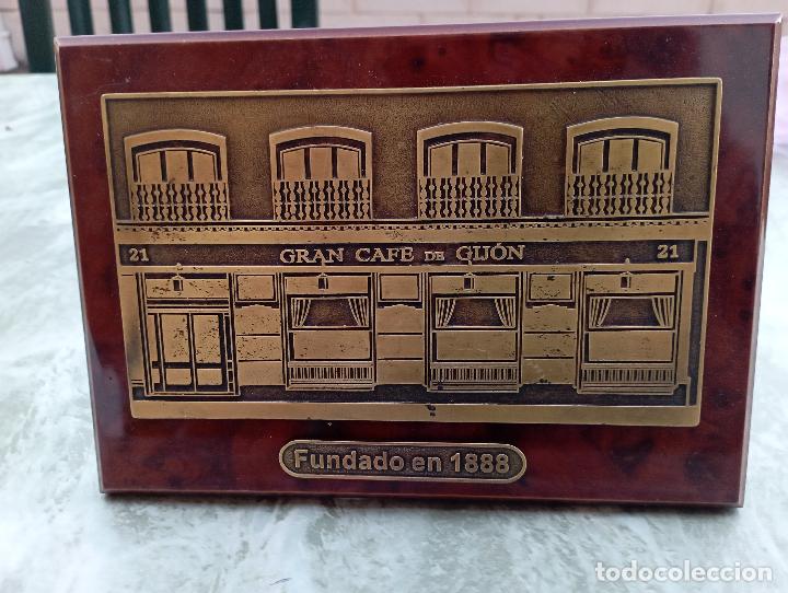 Carteles: PreciosaPlaca del Gran Caf&eacute; de Gij&oacute;n.Base de madera. - Foto 2