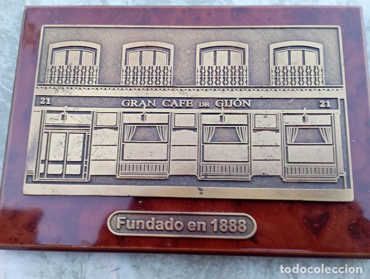 Carteles: PreciosaPlaca del Gran Caf&eacute; de Gij&oacute;n.Base de madera. - Foto 1