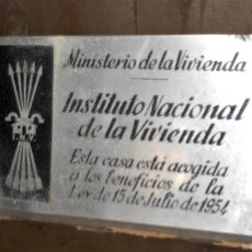 Carteles: PLACA METAL MINISTERIO DE LA VIVIENDA 1954. Lote 365970026