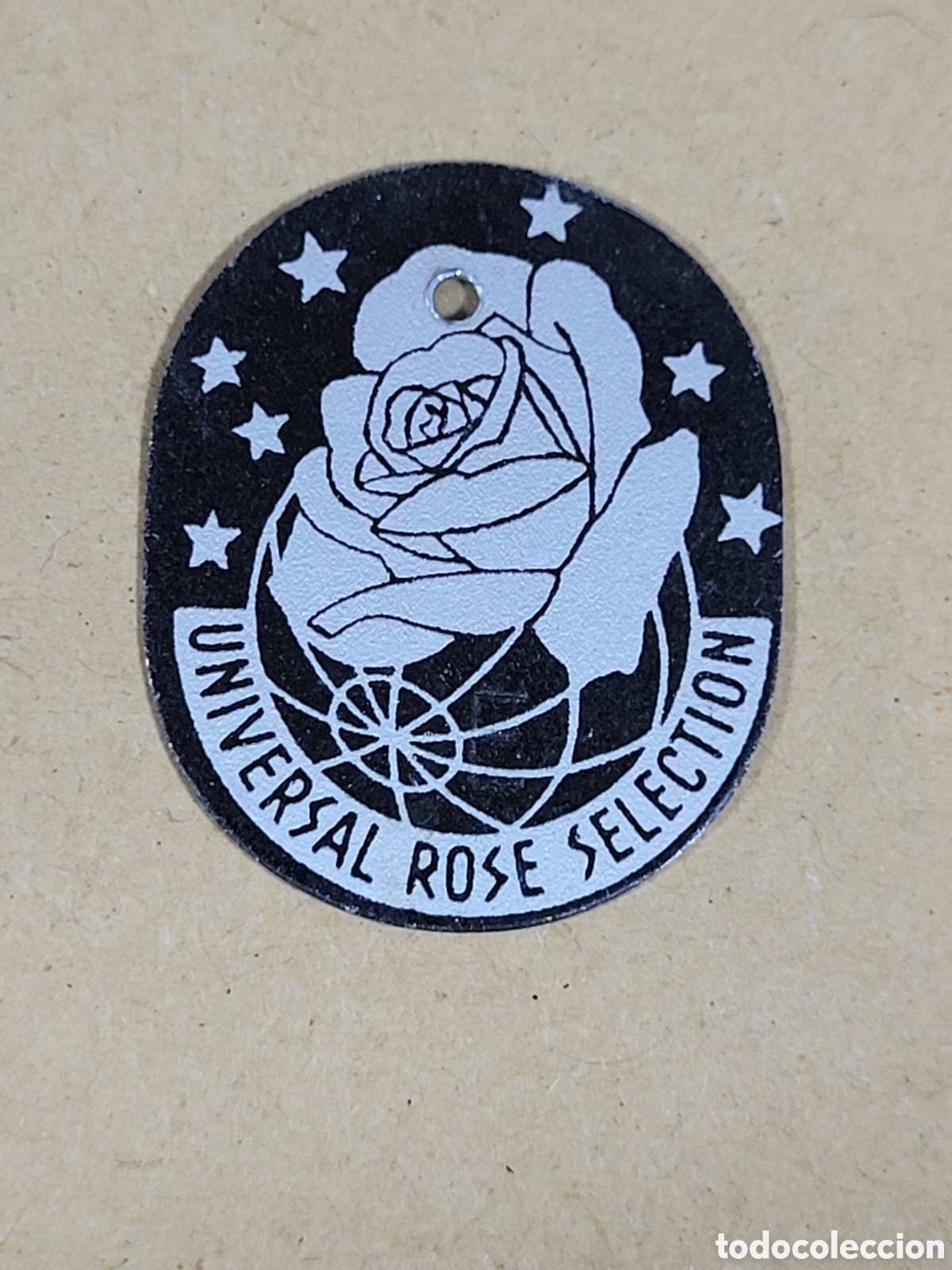 Posters: ANTIGUA ETIQUETA CHAPA ROSE UNIVERSALE SELECTION. HELENE DE ROUMANIE. 2.5x2CM.