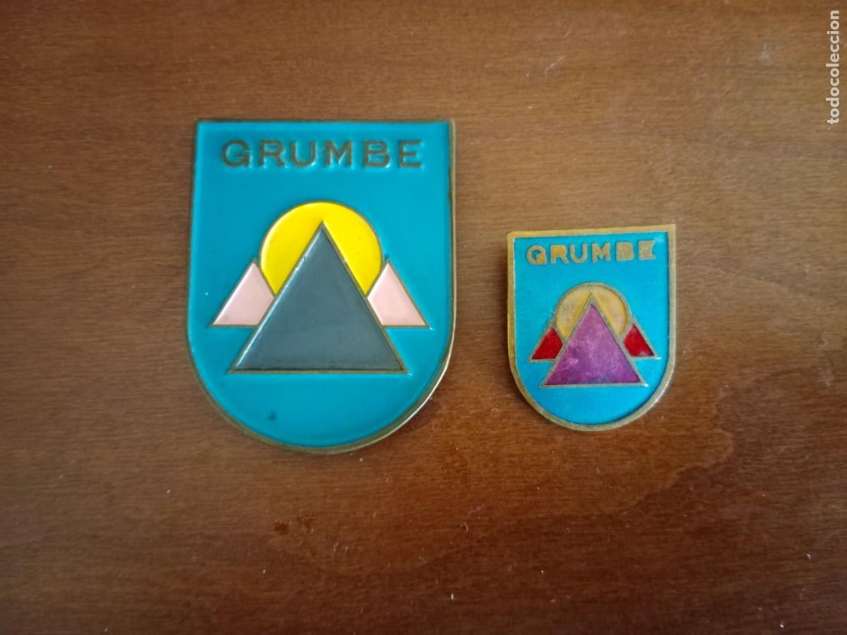 Plakate: 2 PRECIOSAS PLACA / CHAPA ESMALTADA DEL GRUPO DE MONTA&Ntilde;ISMO DEL BANCO DE ESPA&Ntilde;A GRUMBE - 5 x 4 CM