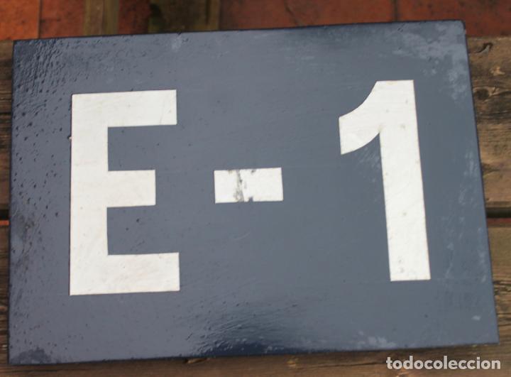 Carteles: SE&Ntilde;AL DE TREN, FEVE, E-1, MIDE 35 X 25 CMS - Foto 1