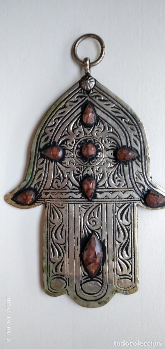 Posters: MANO DE FATIMA,REPUJADA EN PLATA CON INCRUSTACIONES DE PIEDRAS PRECIOSAS (21cm.x13,5cm.)