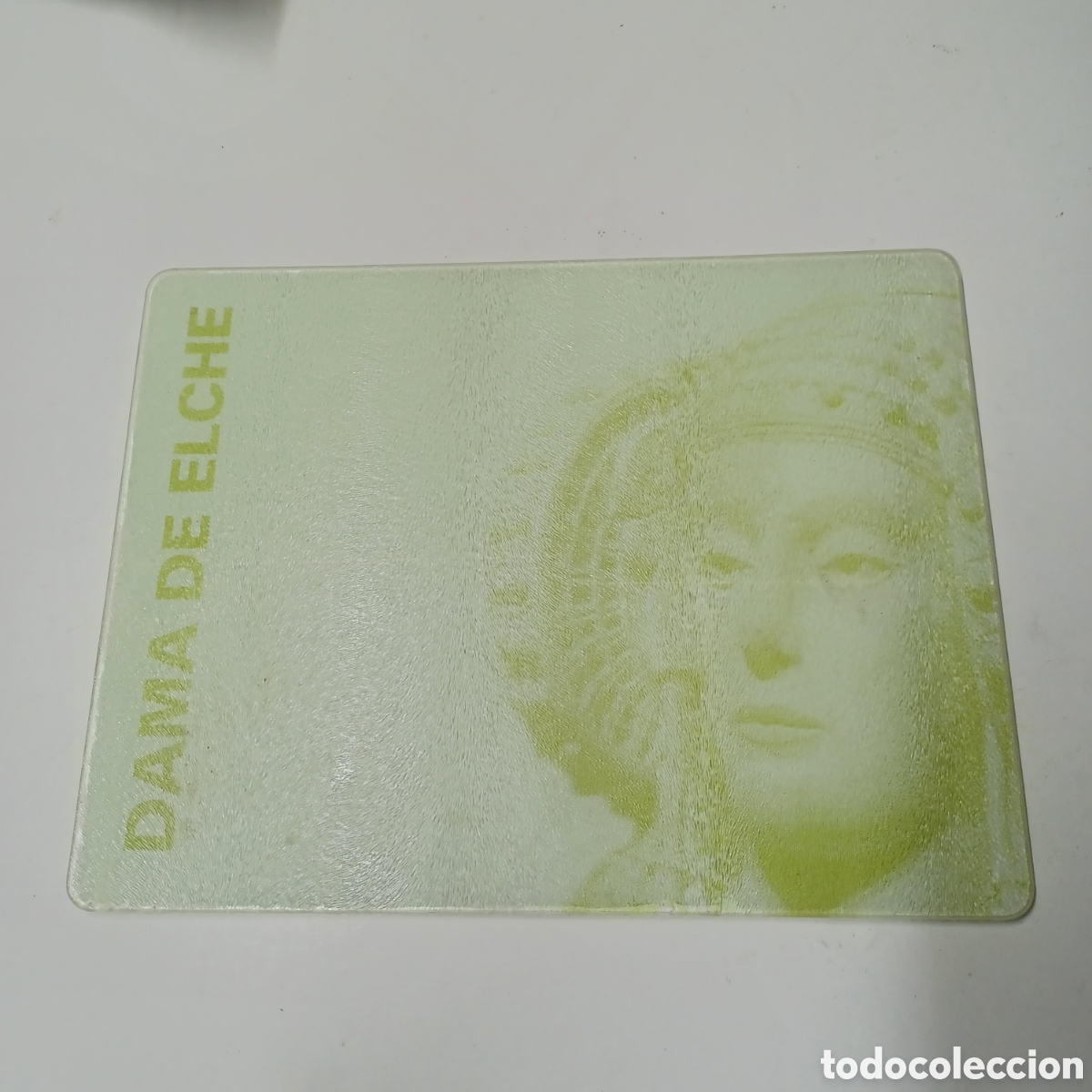 Posters: Bandeja de vidrio cristal rugoso verde manzana Dama de Elche promocion Cajamurcia 32x24 cm