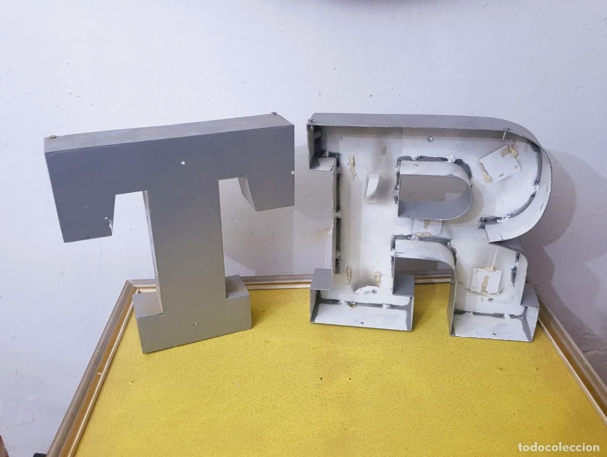 Carteles: LETRAS &rdquo;T&rdquo; Y &rdquo;R&rdquo; DE ROTULO COMERCIAL EN ALUMINIO - Foto 1