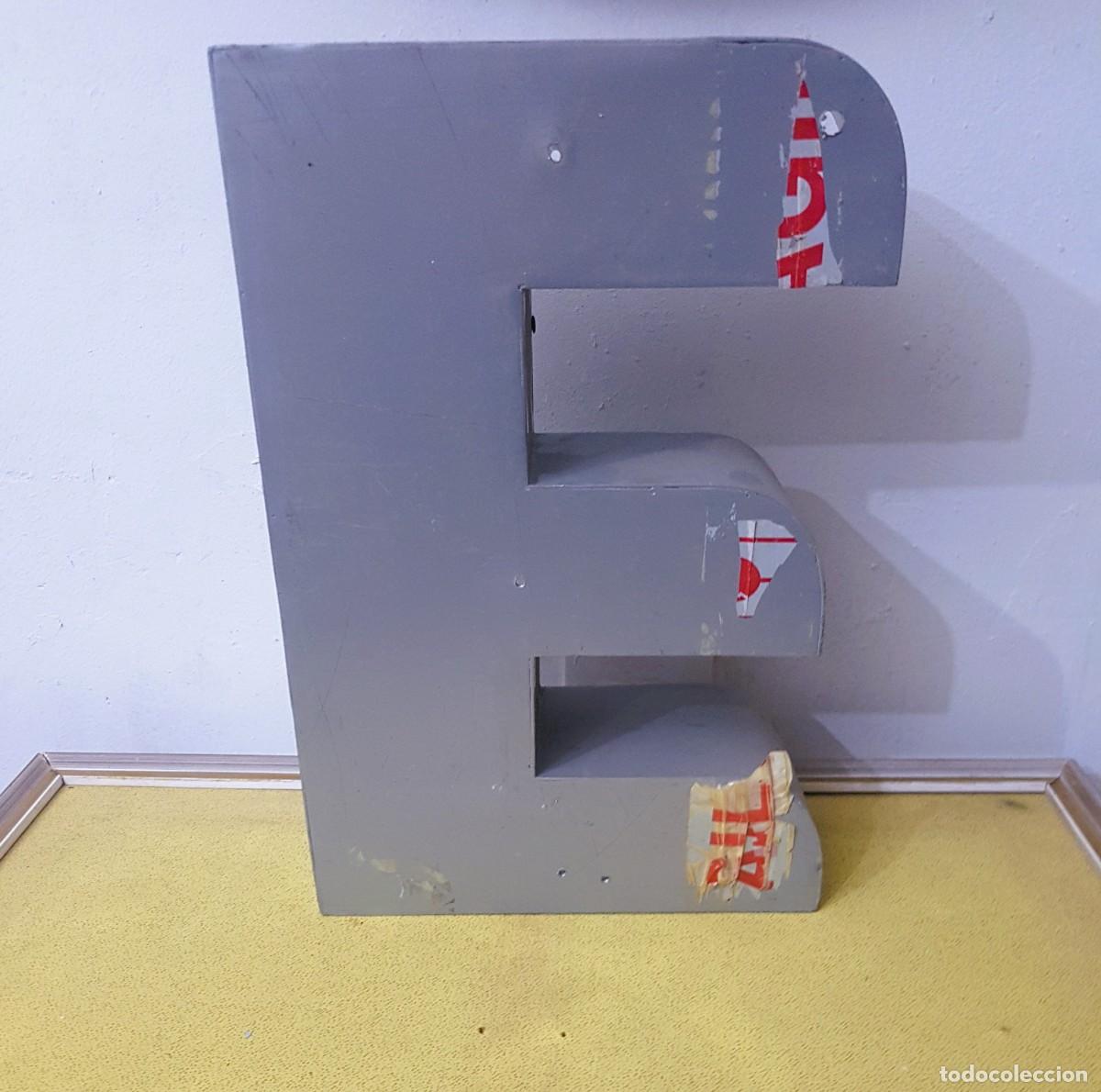 Carteles: LETRA GRANDE &rdquo;E&rdquo; DE ROTULO COMERCIAL 38X30X10 - Foto 1
