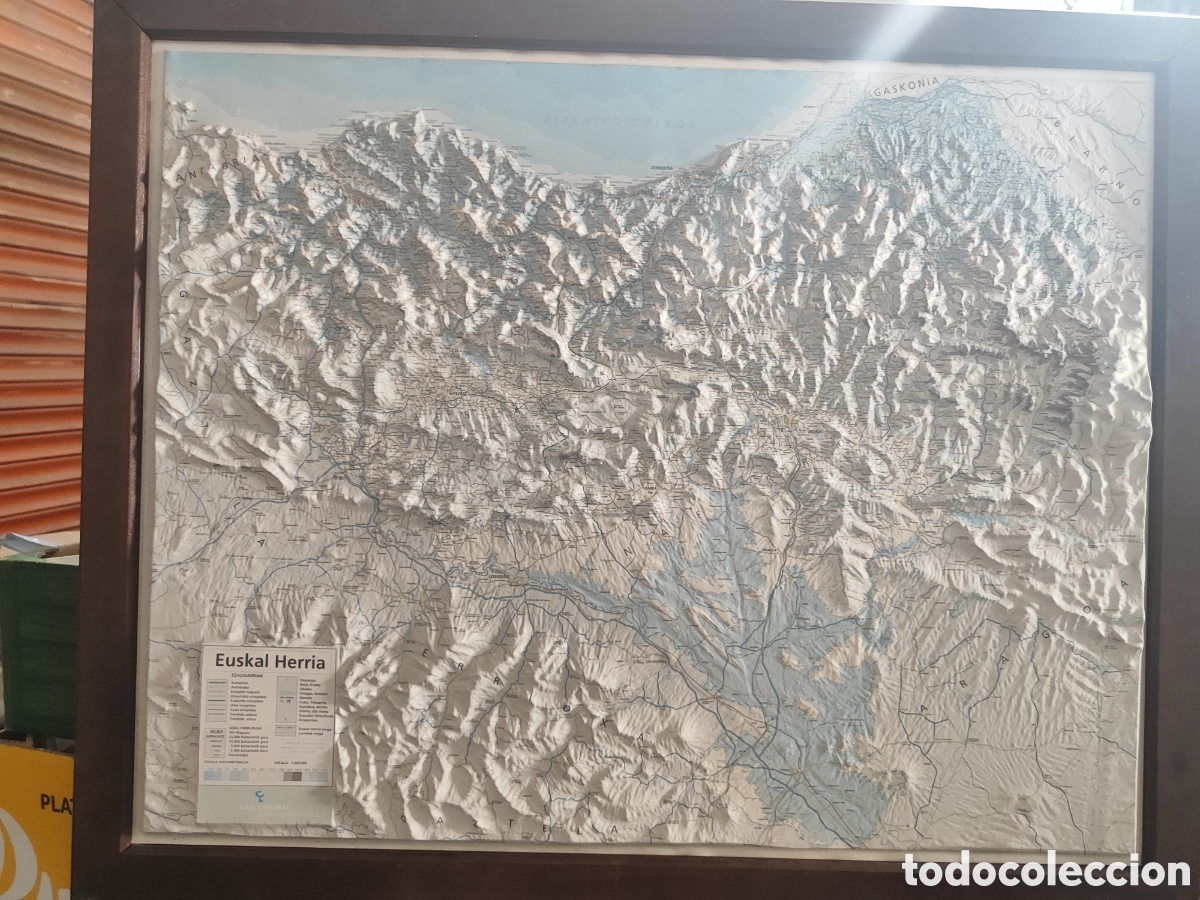 Carteles: Antiguo mapa en relieve de la provincia Euskal herria - Foto 1