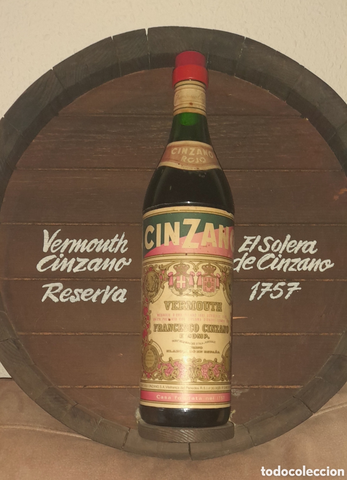 Carteles: Tapa barril con botella de vermut cinzano