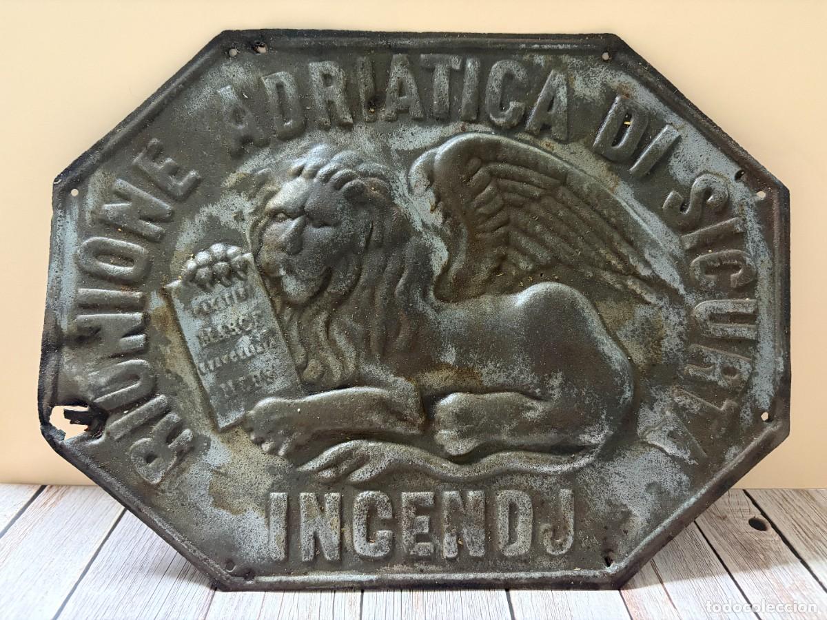 Carteles: MARCA DE HOJALATA PRENSADA PARA RIUNIONE ADRIATICA DI SICURT&Agrave; EN TRIESTE - SE&Ntilde;AL - METAL