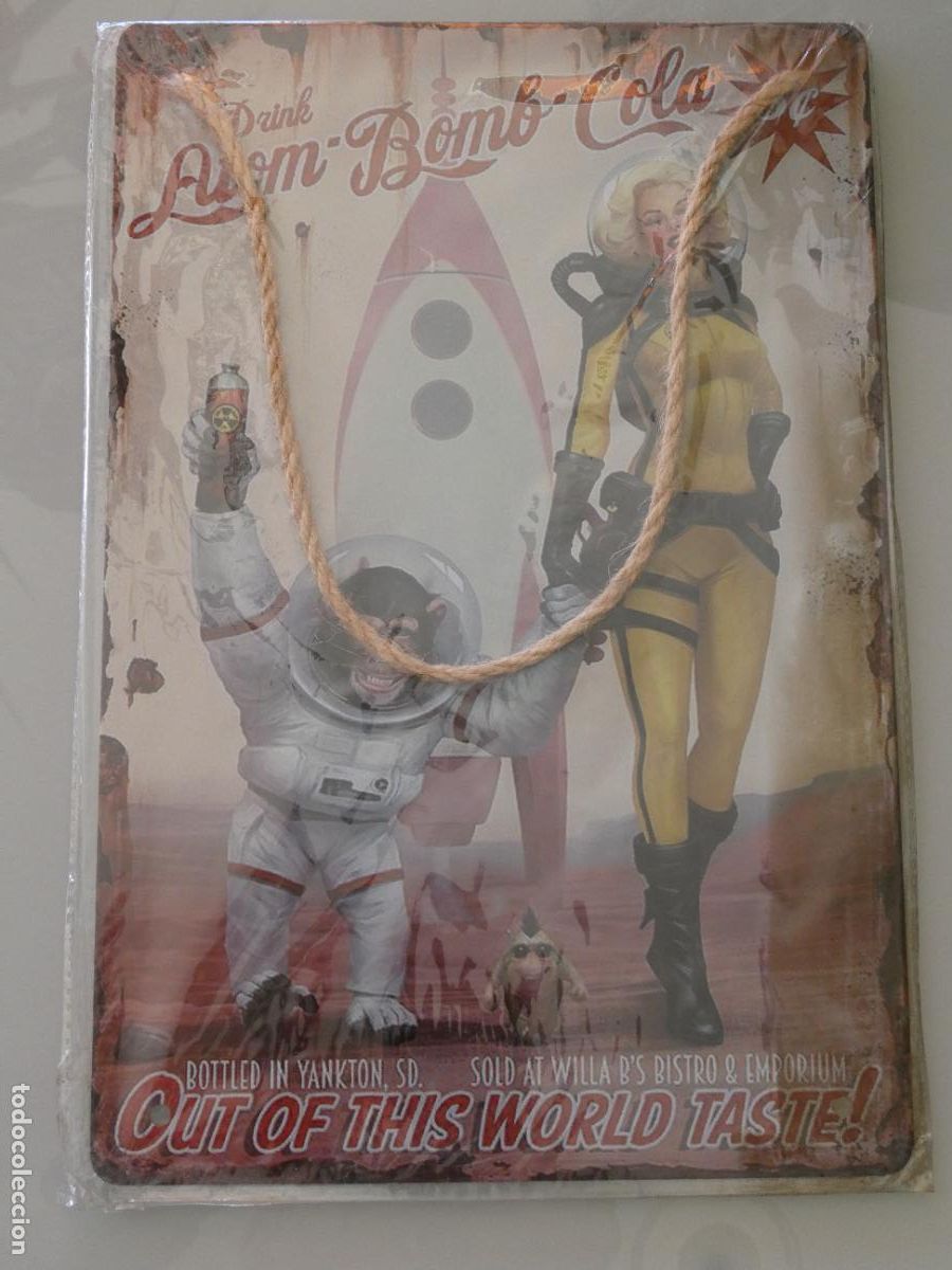 Carteles: CHAPA CARTEL MET&Aacute;LICO. PUBLICIDAD ATOM BOMB COLA. MUJER MONO ASTRONAUTAS 30X20CM. 140GR