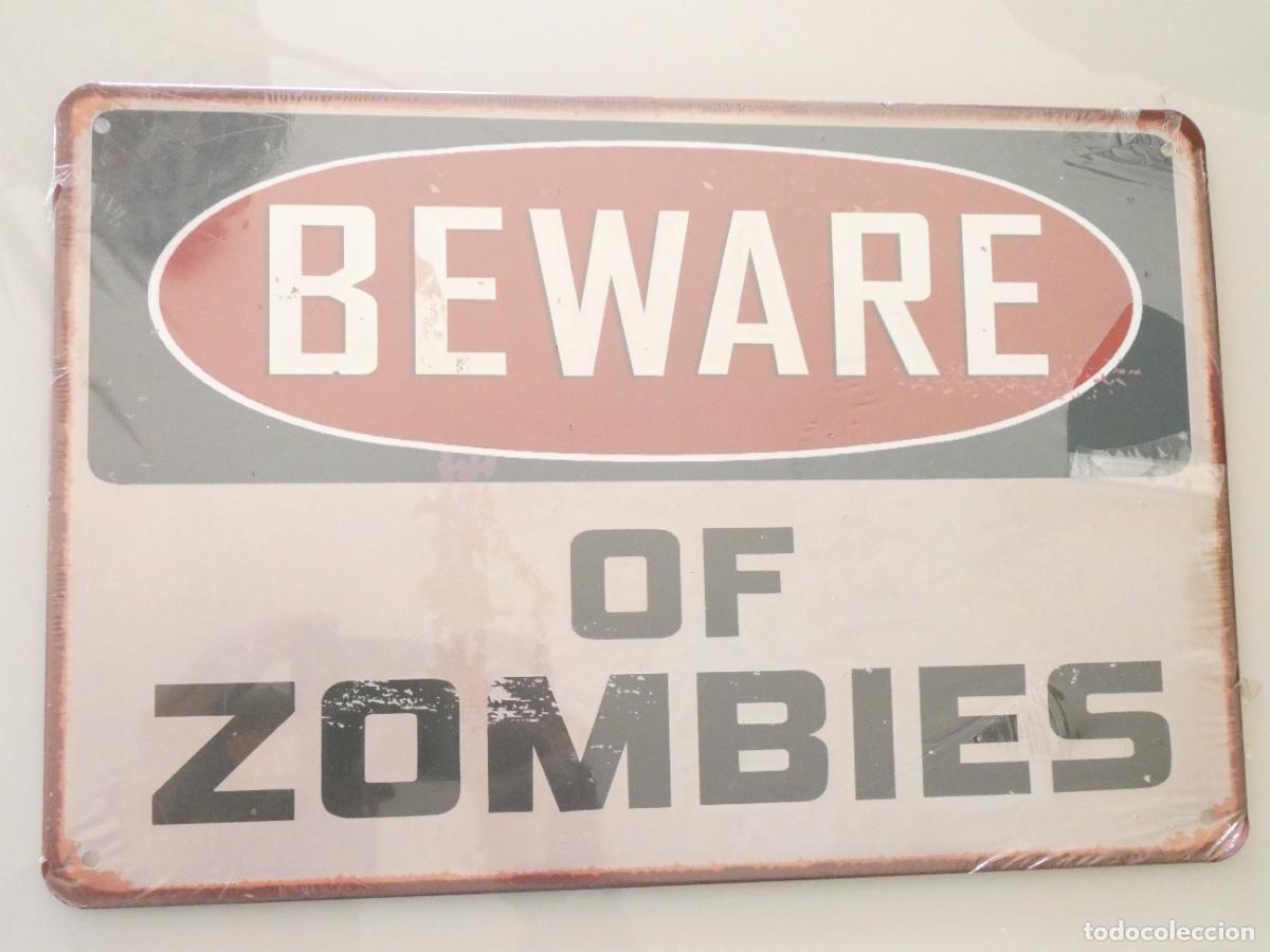 Carteles: CHAPA CARTEL MET&Aacute;LICO. PUBLICIDAD CUIDADO ATENCI&Oacute;N A LOS ZOMBIES MUERTOS VIVIENTES. 30X20CM. 140GR