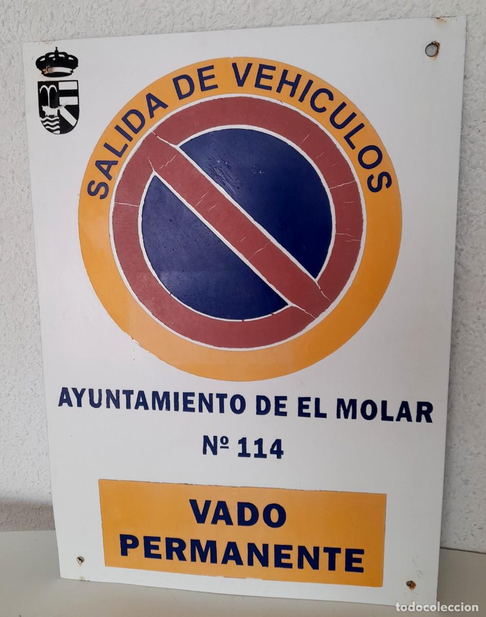 Carteles: Antigua chapa metal Vado Permanente Salida Veh&iacute;culos Ayuntamiento El Molar 42x30 cm