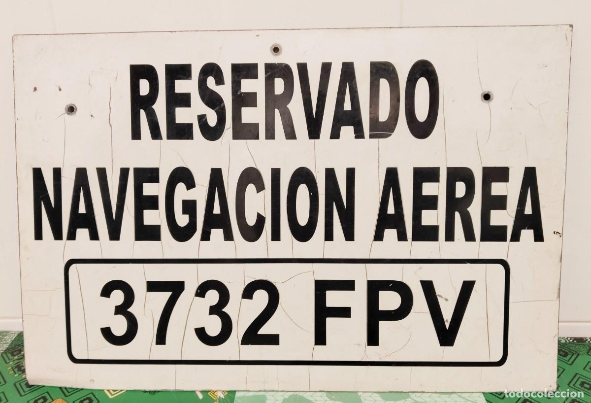 Carteles: Placa met&aacute;lica antigua de aeropuerto con el texto: Reservado Navegaci&oacute;n A&eacute;rea. 3732 FPV