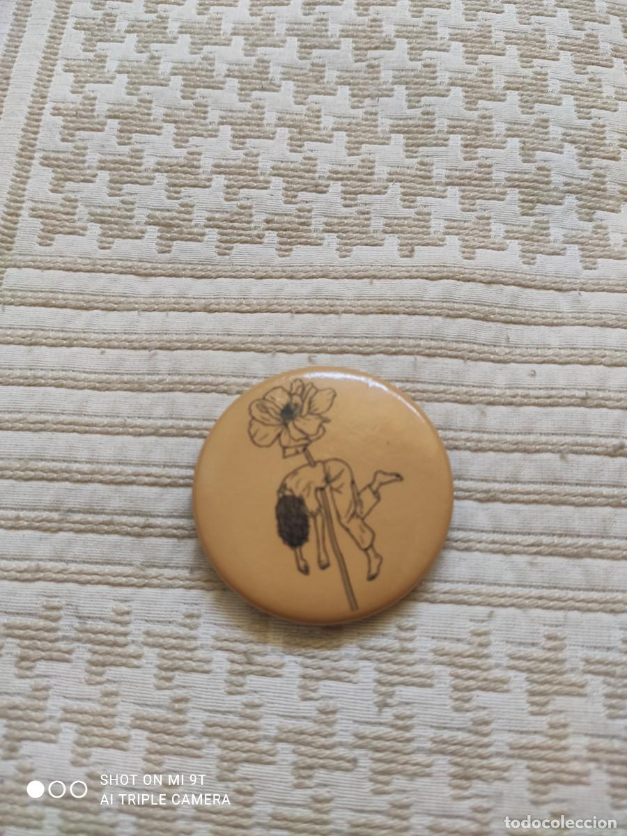 Carteles: CHAPA FLOR CON PERSONA ENSARTADA.