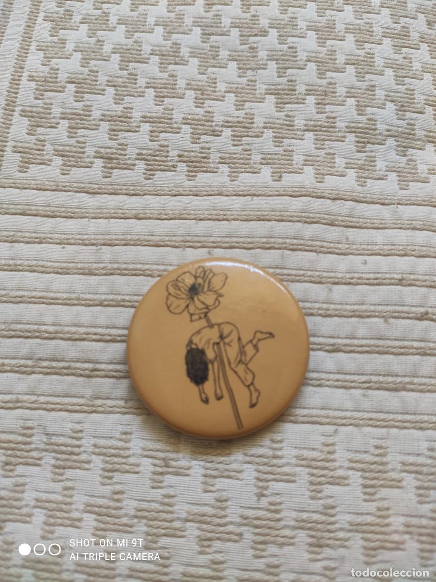 Carteles: CHAPA CON FLOR Y PERSONA ENSARTADA