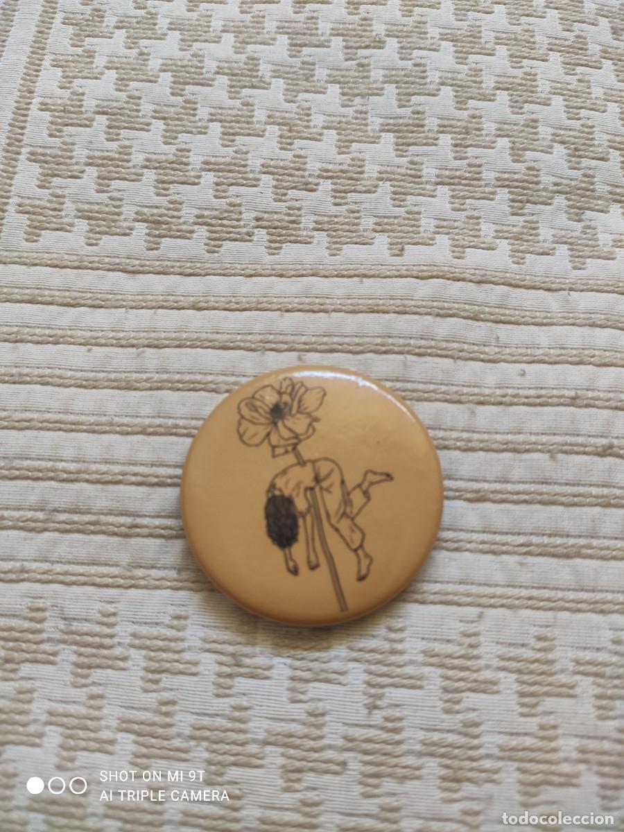 Carteles: CHAPA CON FLOR Y PERSONA ENSARTADA