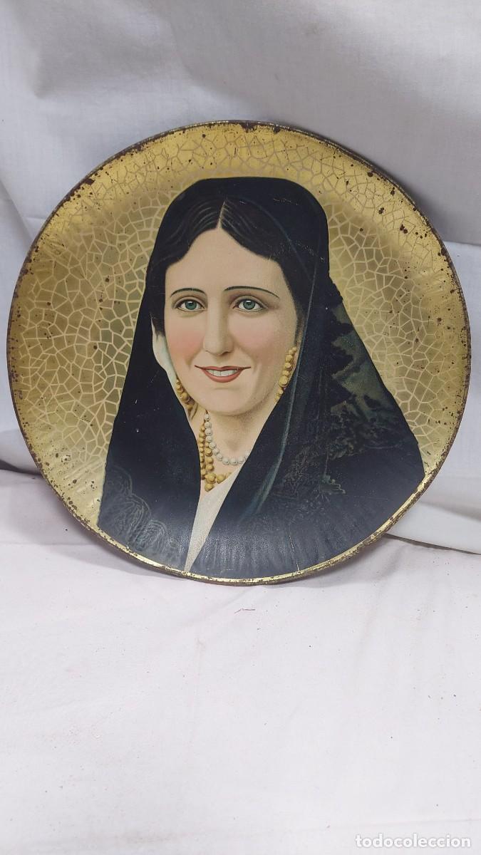 Carteles: Bandeja de Hojalata con serigrafia de mujer con Mantilla circa 1900