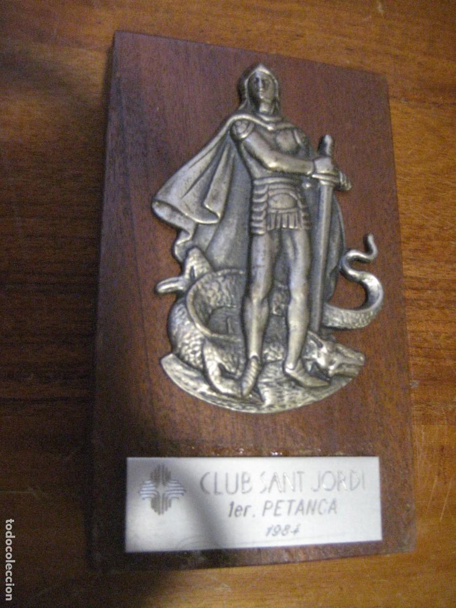 Carteles: Placa con figura de Sant Jordi y el drac . metalica , pegada en soporte de madera 1984