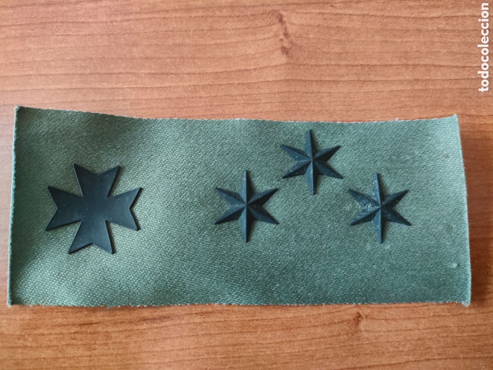 Carteles: Parche emblema de pecho militar con estrellas de rango Capit&aacute;n