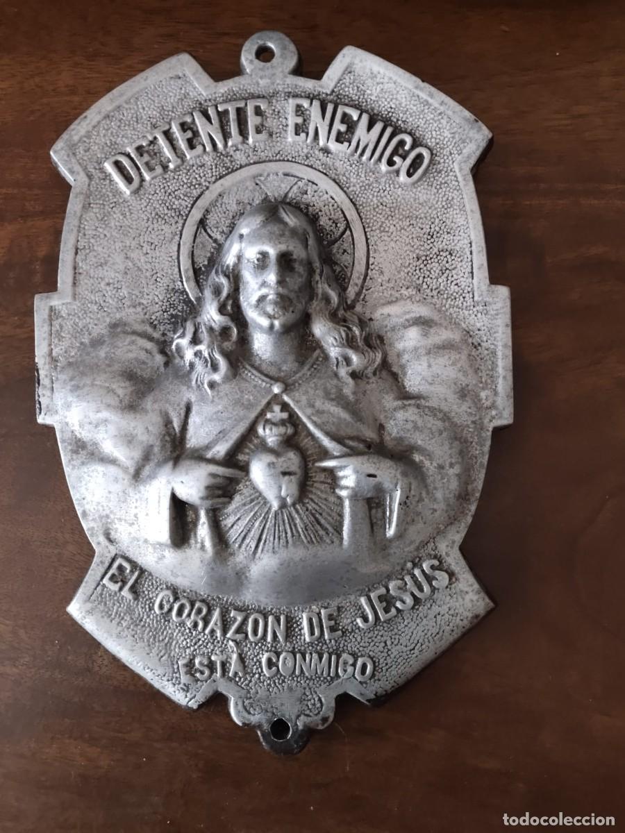 Carteles: Placa del Coraz&oacute;n de Jes&uacute;s &rdquo;Detente Enemigo&rdquo; El Coraz&oacute;n de Jes&uacute;s est&aacute; conmigo. Grande, 14 x 21 cm.